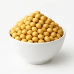 하얀 그릇에 담긴 신선하고 깨끗한 노란 콩의 모습입니다.