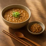 나또와 청국장이 담긴 전통 그릇과 건강한 삶을 상징하는 사진