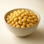 맑은 물과 함께 신선한 대두가 담긴 그릇으로 건강한 영양 섭취를 강조하는 이미지입니다.