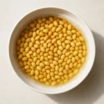 맑은 물이 담긴 그릇 속 영양 가득한 노란콩과 미세한 거품의 조화