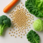 콩과 식이섬유가 풍부한 채소가 깔끔한 주방 조리대 위에 놓여 장 건강을 위한 식재료임을 보여줍니다.