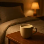 은은한 조명이 켜진 침실 협탁 위에 놓인 따뜻한 두유 한 잔으로 숙면을 연상하게 합니다.