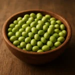 풍부한 영양을 담은 신선한 콩과 건강한 삶을 은유하는 깨끗한 자연광 아래의 모습입니다.