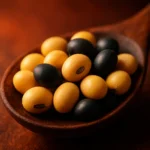 신선한 콩과 붉은빛이 감도는 영양 요소가 어우러져 활력을 상징하는 모습입니다.