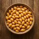 나무 테이블 위에 놓인 차갑게 식힌 삶은 콩과 신선한 채소가 담긴 그릇으로, 다이어트와 대사 건강 관리를 상징하는 이미지입니다.