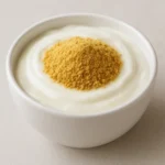 신선하고 진한 하얀 요거트 위에 노란 볶은 콩가루가 한 숟가락 정갈하게 올려져 있습니다.