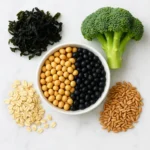 콩을 중심으로 미역, 브로콜리, 통곡물이 조화롭게 배치된 건강한 식탁의 모습입니다.