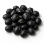 한 줌의 볶은 검은콩이 가지런히 놓인 담백하고 직관적인 모습입니다.