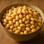 올바른 방법으로 푹 삶아져 그릇에 담긴 깨끗한 콩의 모습입니다.