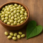 신선한 대두가 담긴 나무 그릇과 건강한 심장 모양의 잎사귀가 놓인 모습입니다.