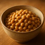 비타민 K2가 풍부하게 생성된 발효콩(낫토)이 먹음직스럽게 담겨 있는 모습