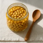 건강한 혈당 관리를 위해 섭취하는 식초에 절인 콩이 병에 담긴 모습입니다.