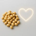 신선한 콩과 심장 건강을 상징하는 요소들이 결합된 썸네일 이미지입니다.