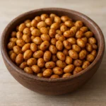 나무 그릇에 담긴 노릇하고 바삭한 볶은 콩의 클로즈업 사진입니다.
