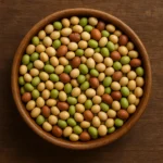 깨끗한 그릇에 담긴 신선하고 다양한 종류의 콩을 위에서 바라본 모습입니다.