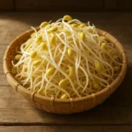 신선하고 통통한 콩나물이 가득 담긴 바구니