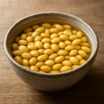 신선한 콩과 콩을 불린 맑은 물이 담긴 그릇이 정갈하게 놓여 있습니다.